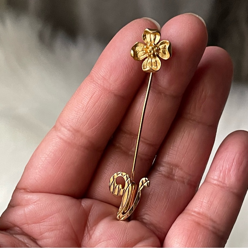 CROWN TRIFARI | Vintage | Hat Scarf Pin Dogwood Flower Gold Plated 2.4" Tall